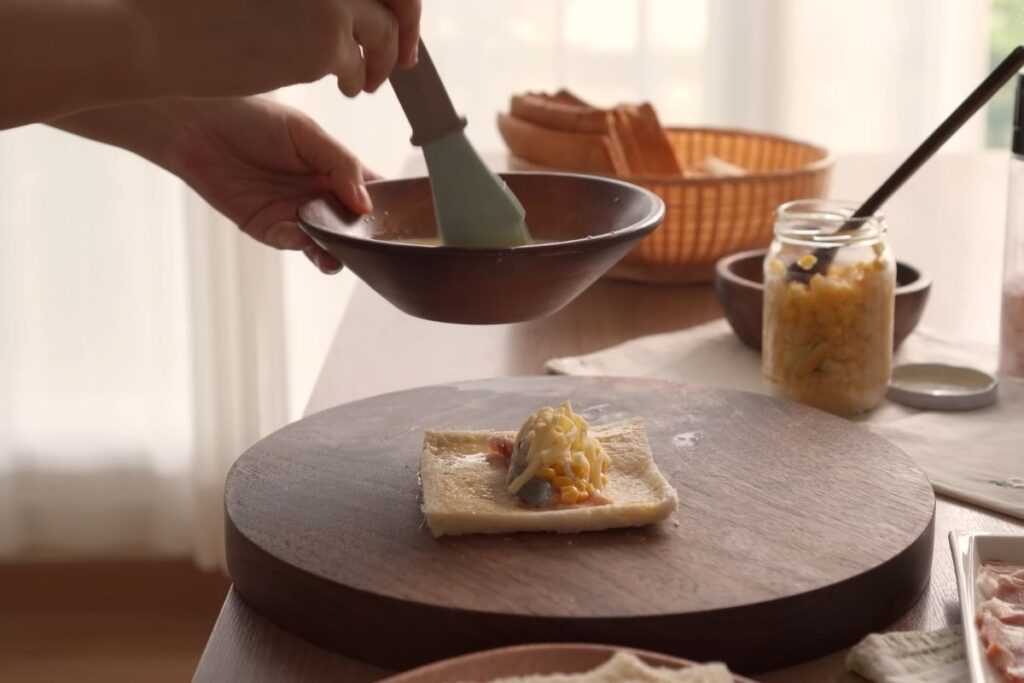 Phết bơ lên bánh mì