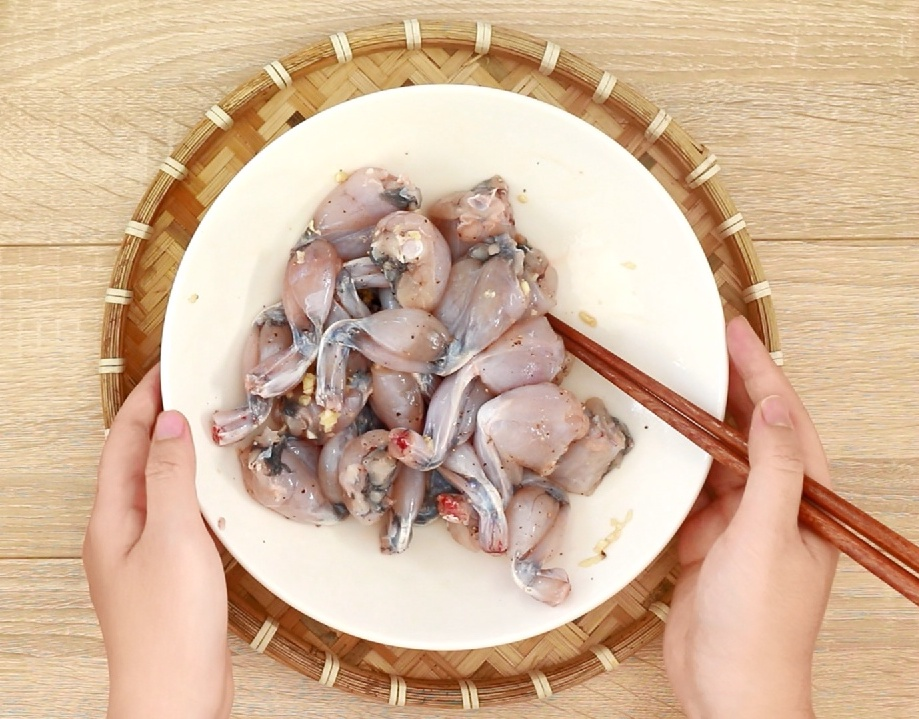 cách tẩm ướp thịt ếch nấu lẩu ngon