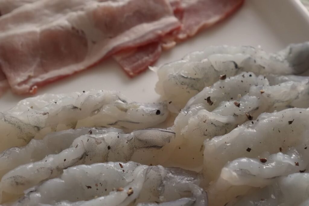Rắc muối, tiêu lên thịt, tôm