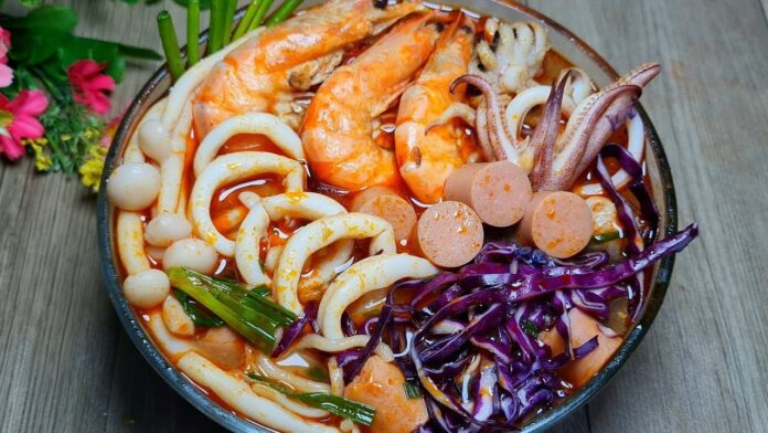 Mì cay là món ăn bắt nguồn từ Hàn Quốc và được giới trẻ yêu thích