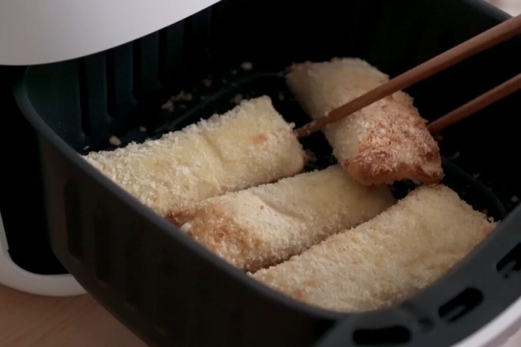 Lật mặt bánh và nướng tiếp trong 5 phút