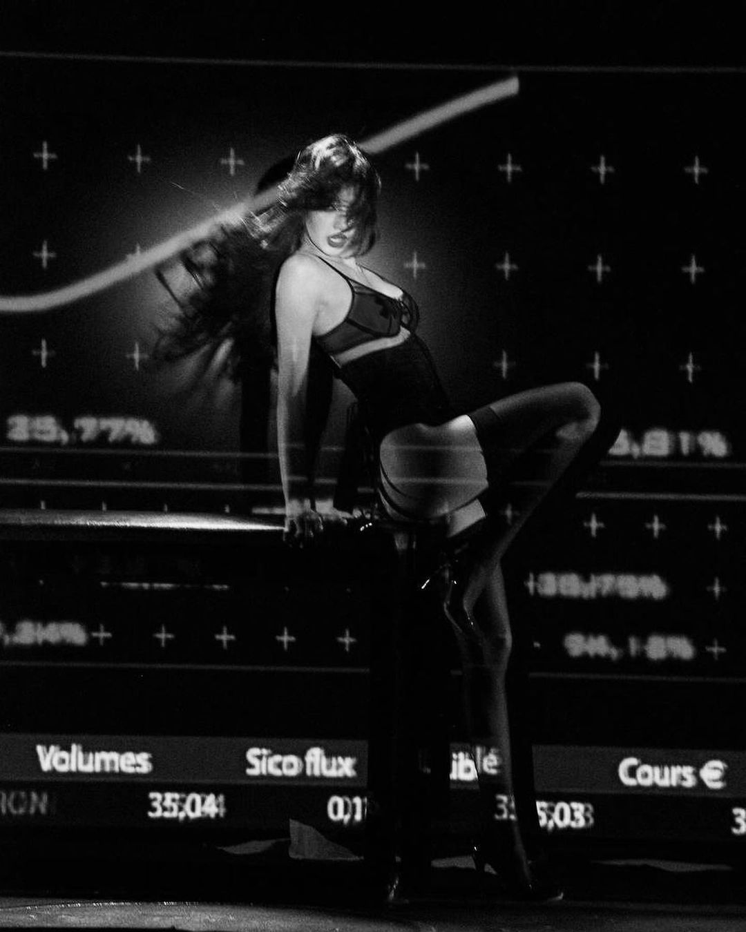 Trang phục biểu diễn cực sexy của Lisa tại show Crazy Horse
