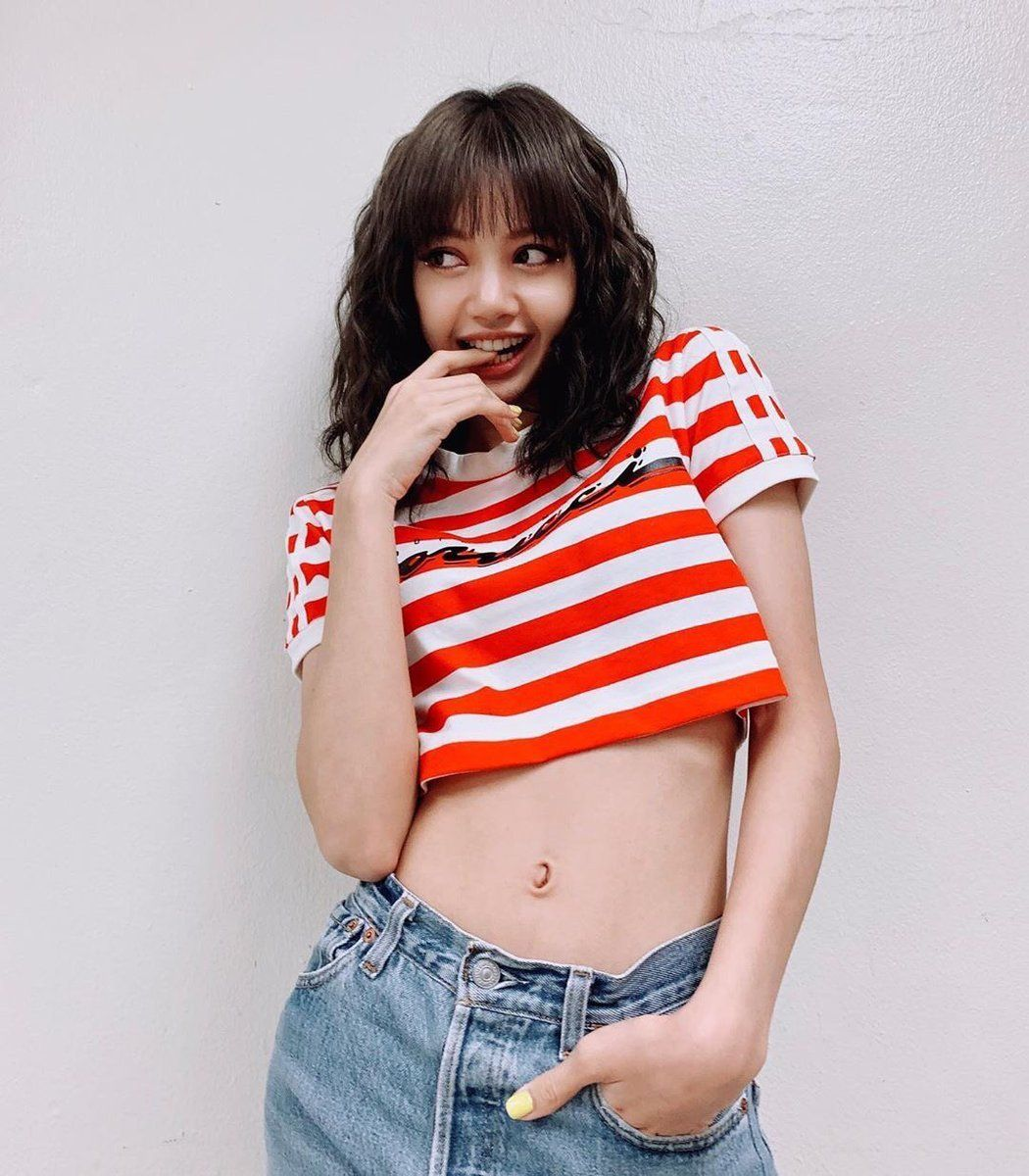 thời trang sexy, gợi cảm cùng croptop của Lisa