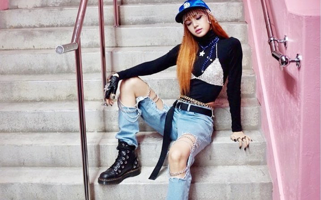 Áo nỉ croptop phối cùng quần jeans rách