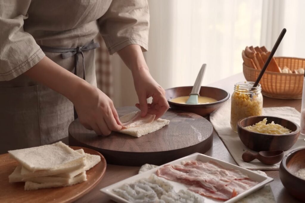 Xếp nguyên liệu lên bánh mì