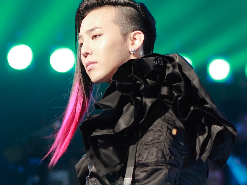 Màu tóc đen và hồng của G-Dragon
