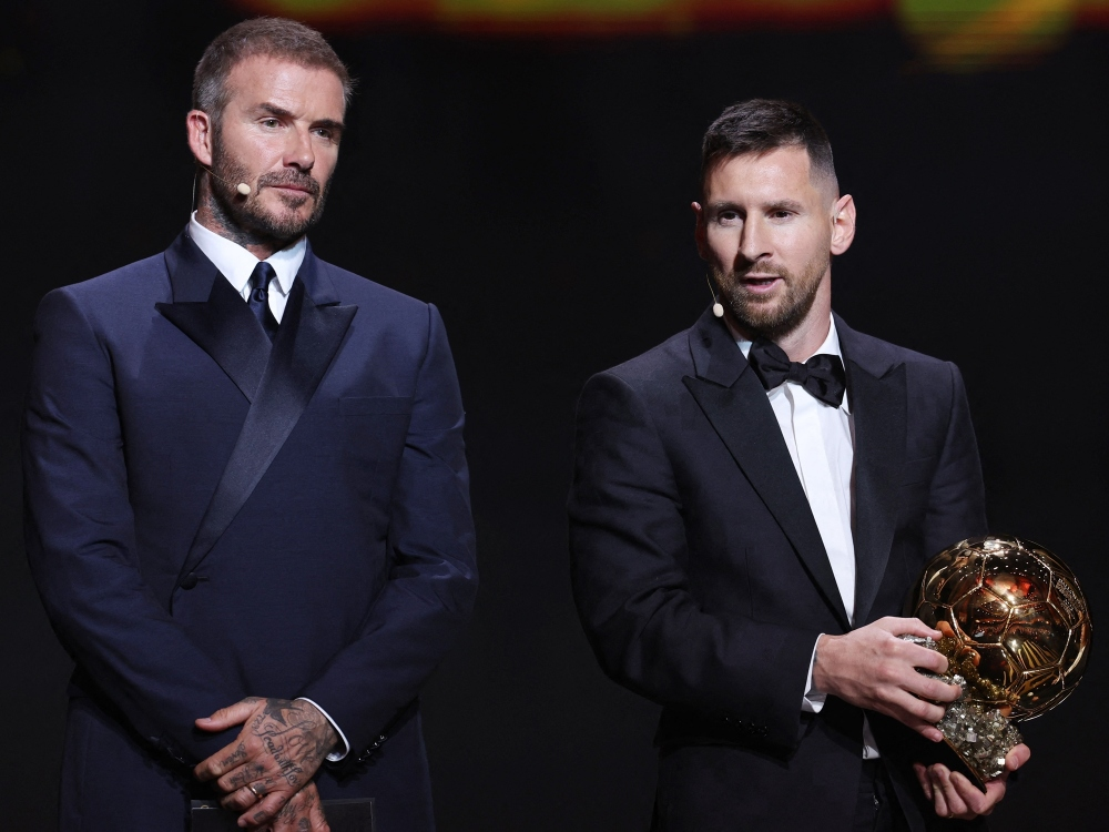 Kiểu tóc của David Beckham khi trao Quả bóng vàng cho Messi