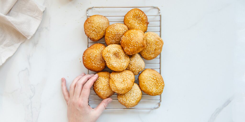 Bánh tiêu được làm từ bột mì