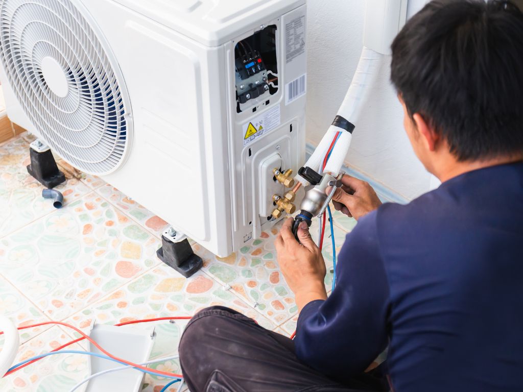 Kiểm tra ống dẫn thường xuyên sẽ giúp máy lạnh hoạt động tiết kiệm điện hơn 