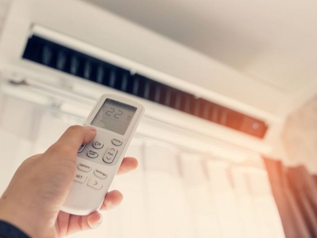 Cách sử dụng máy lạnh tiết kiệm điện: Không bật máy lạnh liên tục
