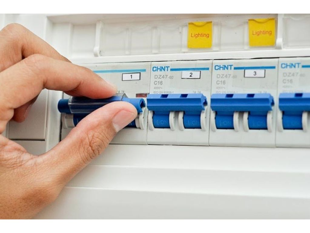 Ngắt aptomat khi không có nhu cầu sử dụng máy lạnh