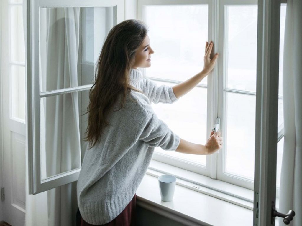 Đóng cửa hạn chế để hơi lạnh trong phòng thoát ra ngoài là một cách dùng máy lạnh tiết kiệm điện