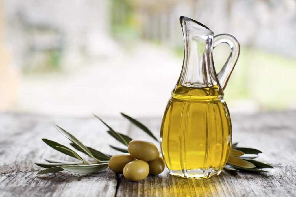 Dầu oliu là loại dầu tự nhiên, được chiết xuất từ trái oliu