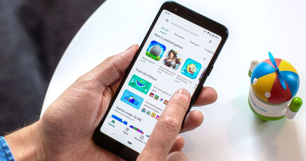 Mở ứng dụng Google Play hoặc App Store để tải Roblox