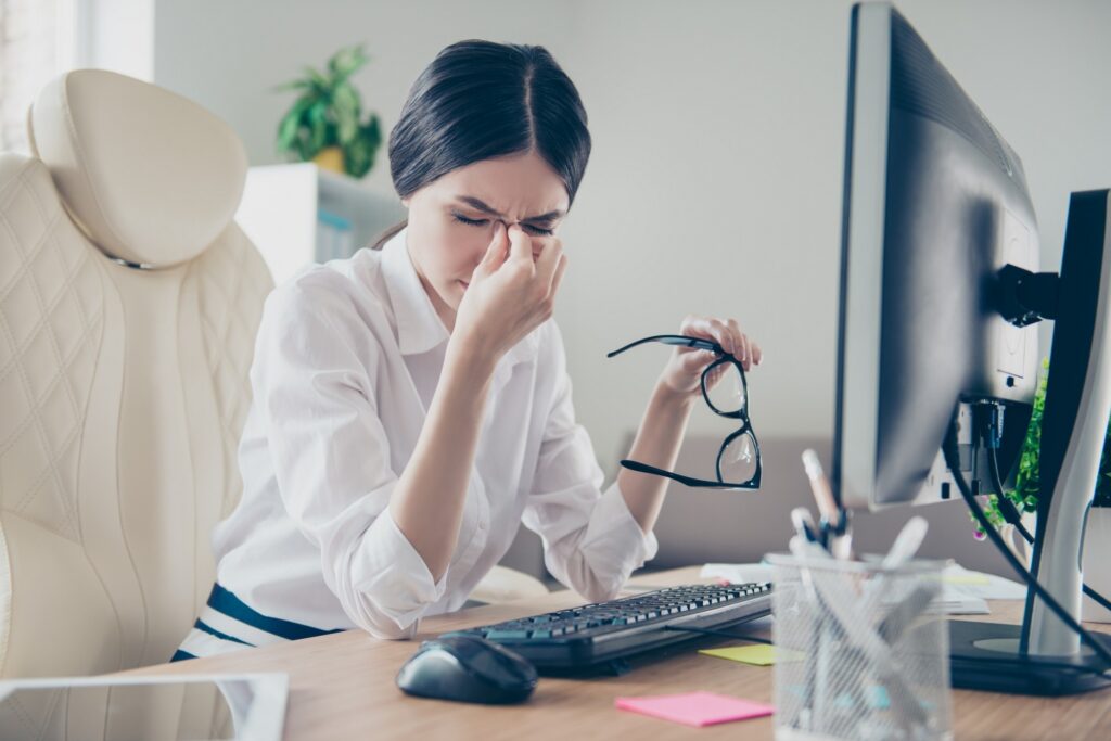 Không nên làm việc với máy tính liên tục để bảo vệ mắt 