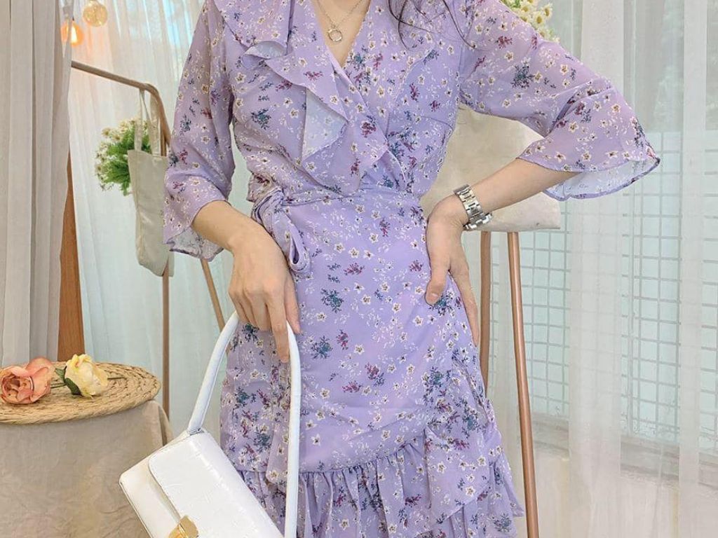 Đầm hoa nhí màu tím trẻ trung, nữ tính cho bạn gái mệnh Hỏa