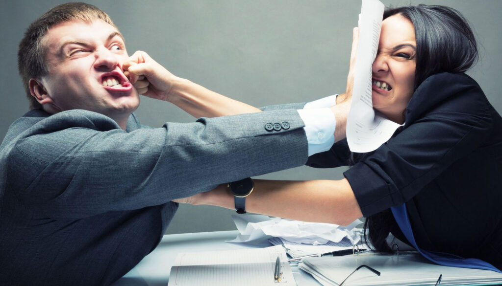 Mệnh Thổ có quan hệ tương khắc với mệnh Mộc và mệnh Thủy