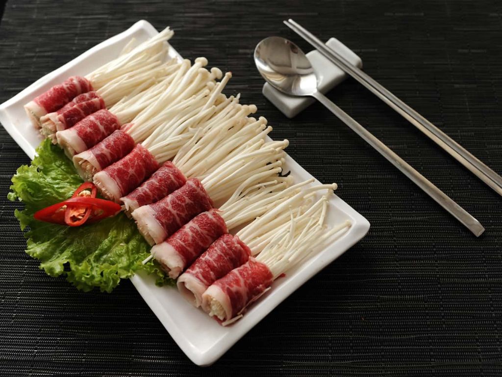 Bò cuộn nấm kim chi