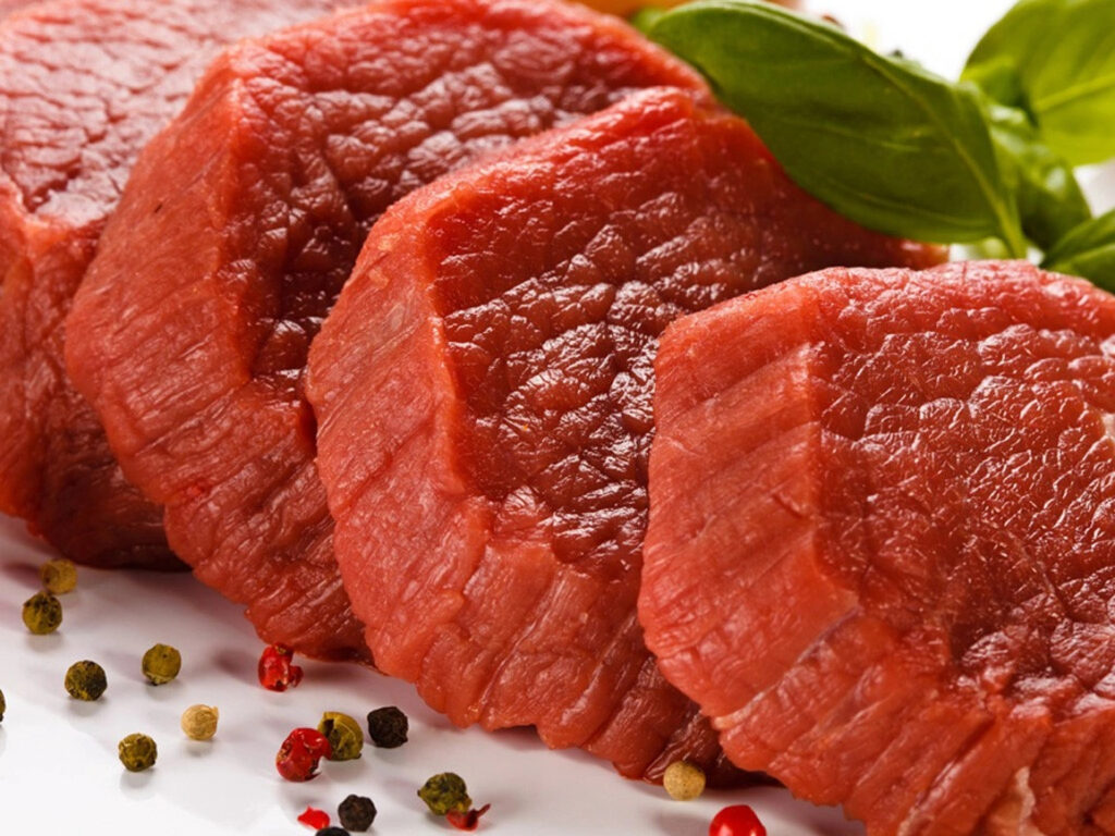 Bạn nên chú ý giới hạn lượng thịt đỏ trong khẩu phần ăn để tránh nạp vào cơ thể các loại axit béo xấu 