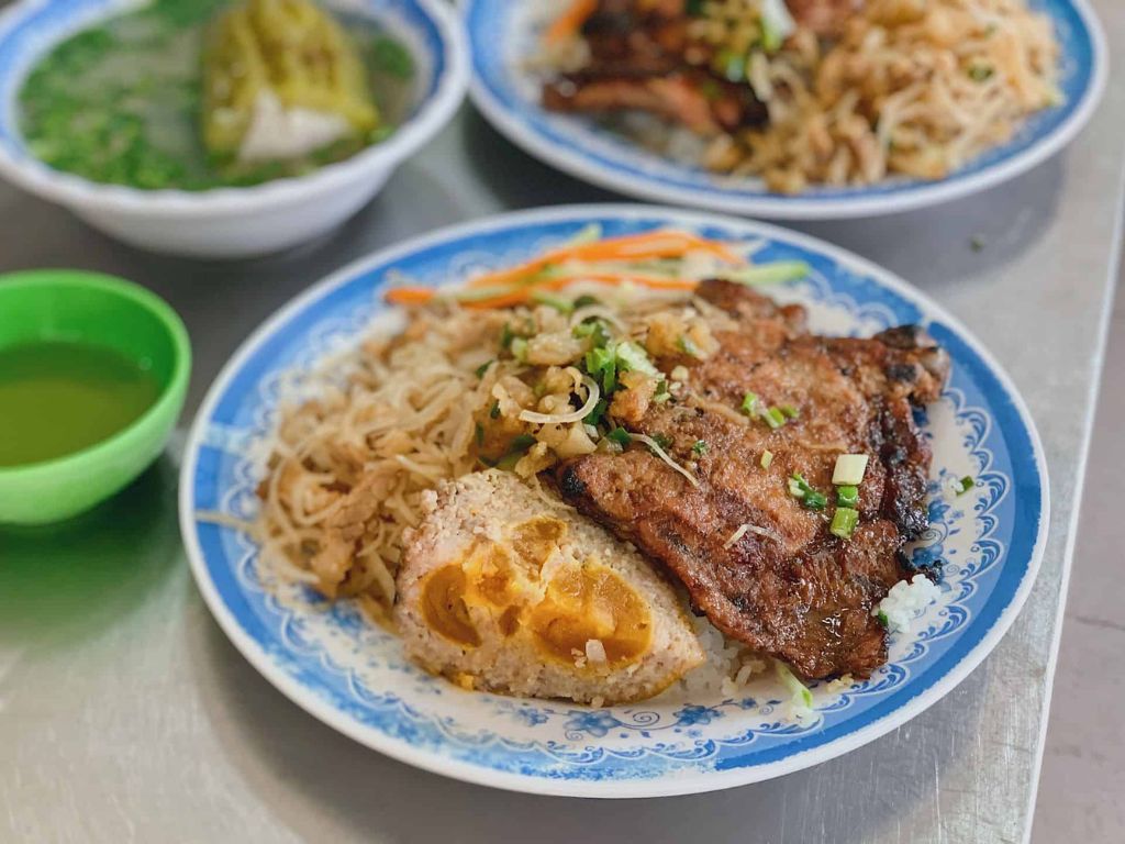 Cơm tấm chả trứng muối đặc trưng của quán Ba Há