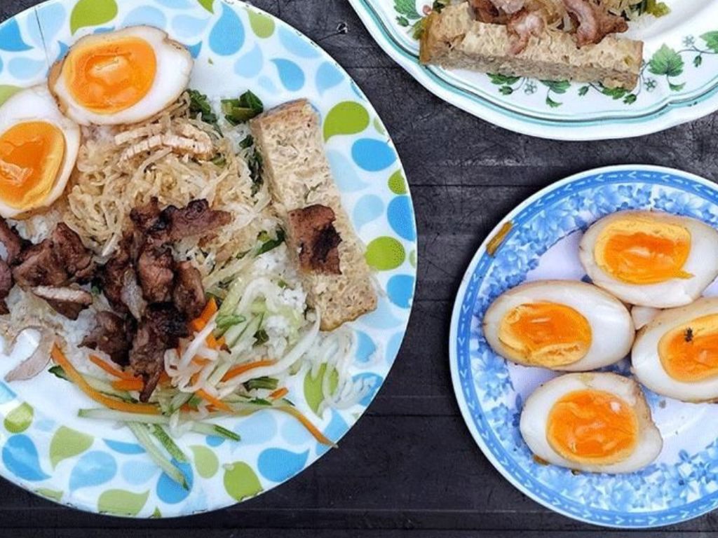 Trứng kho lòng đào béo ngậy ăn cùng với cơm tấm Bà Năm