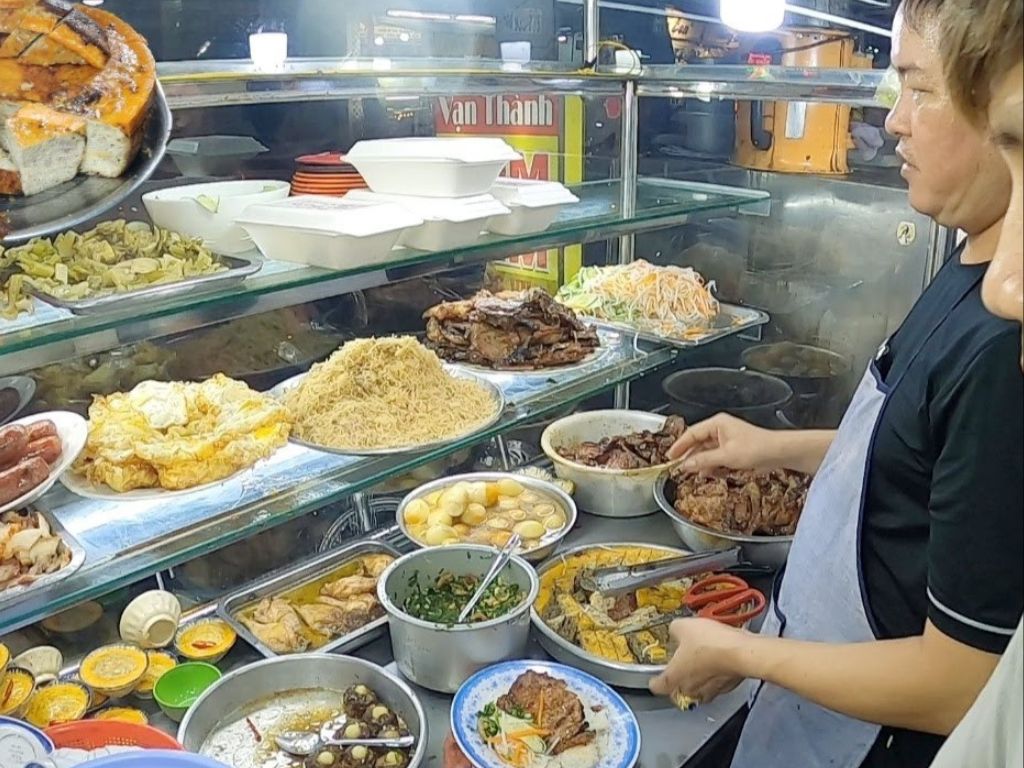 Quán cơm đêm núp hẻm Huyền