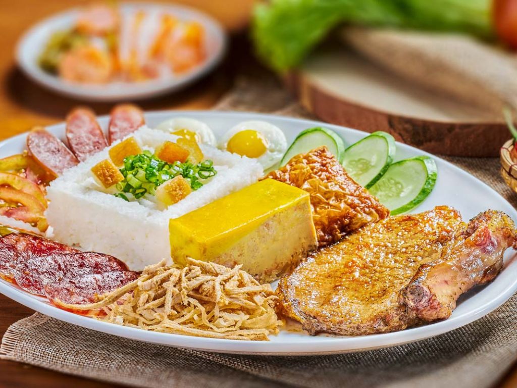 Đĩa cơm full topping bắt mắt tại quán cơm tấm Cali
