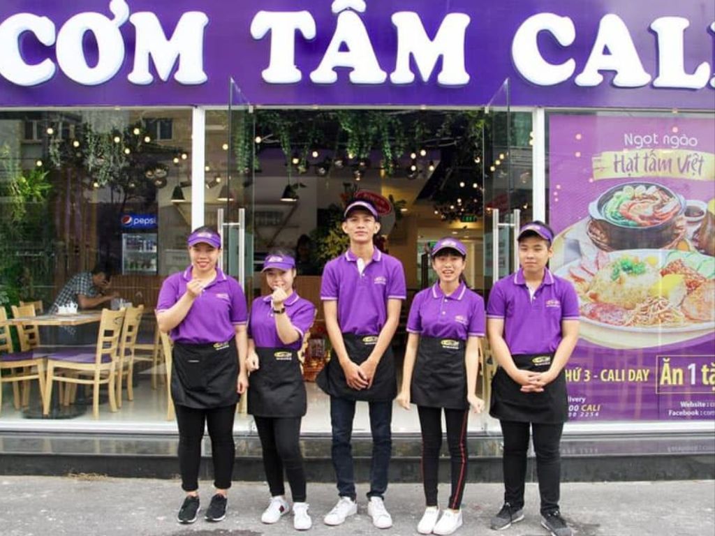 Quán cơm Cali có đội ngũ nhân viên thân thiện, nhiệt tình