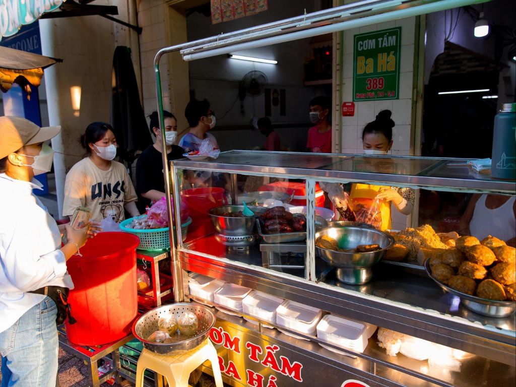 Quầy đồ ăn sạch sẽ tại cơm tấm Ba Há