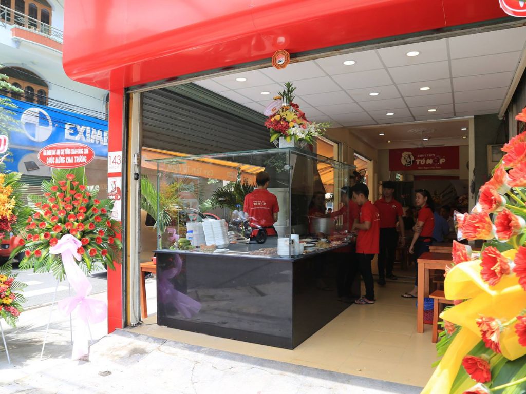 Không gian ăn uống tại quán cơm Tú Mập