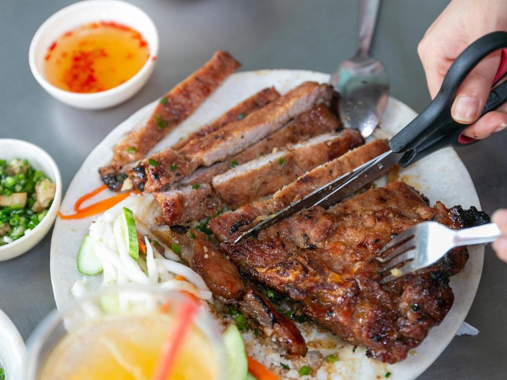 Miếng sườn to, đẫm hương vị tại quán Ba Ghiền