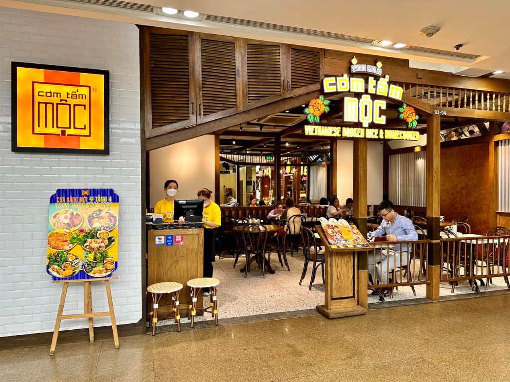 Không gian ăn uống tại cơm tấm Mộc