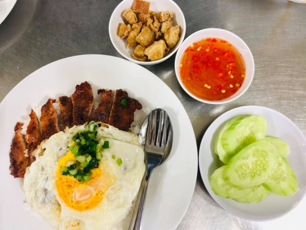Cơm Tấm Mười có giá bình dân