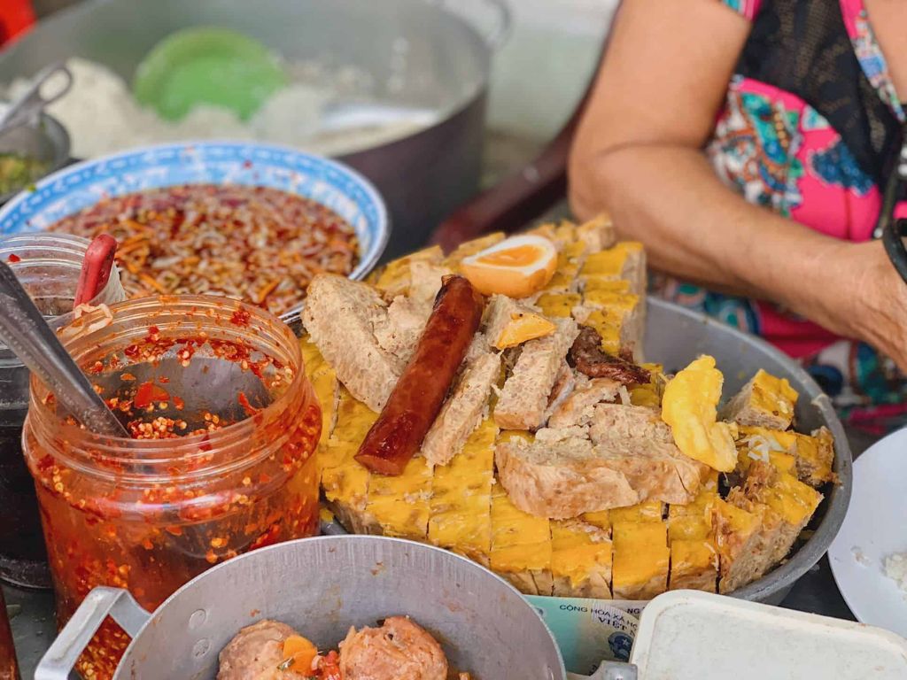 Quầy topping tại quán cơm Bà Năm