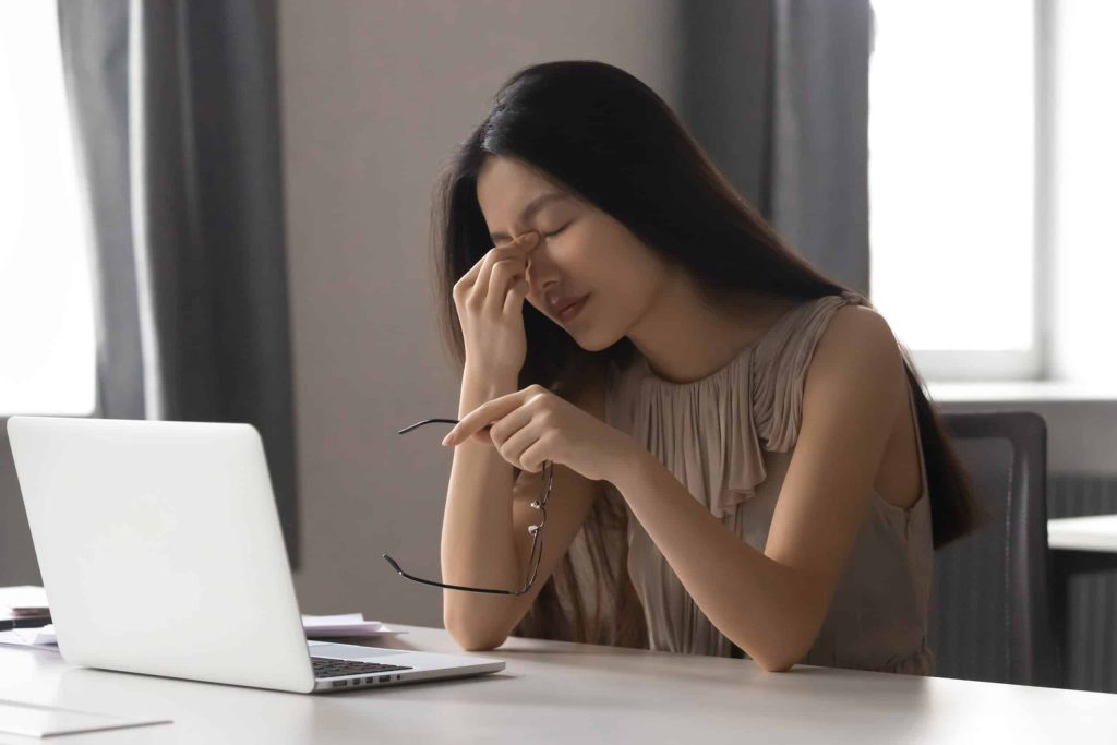 Sử dụng thuốc nhỏ mắt để giảm thiểu cảm giác mệt mỏi