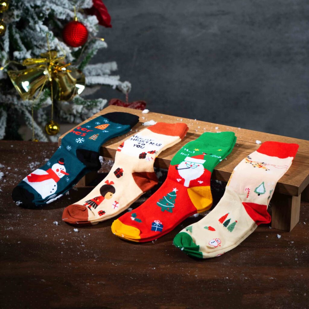 Tặng tất hoặc găng tay giúp người ấy giữ ấm cơ thể trong tiết trời se lạnh dịp Noel