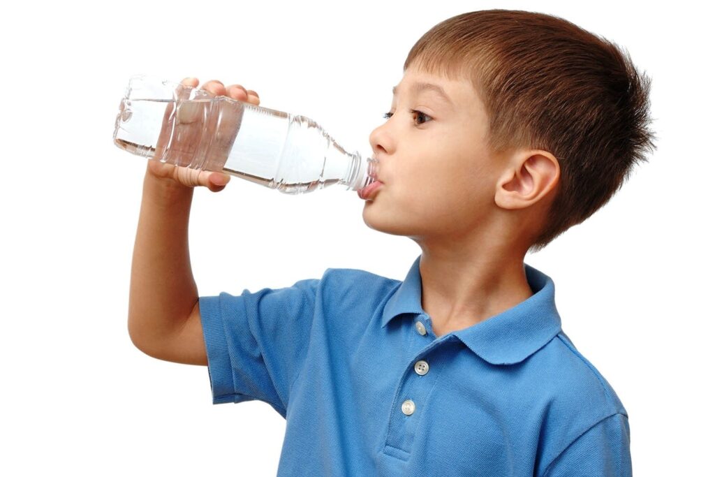 Trẻ cần uống đủ nước khi bổ sung vitamin C 