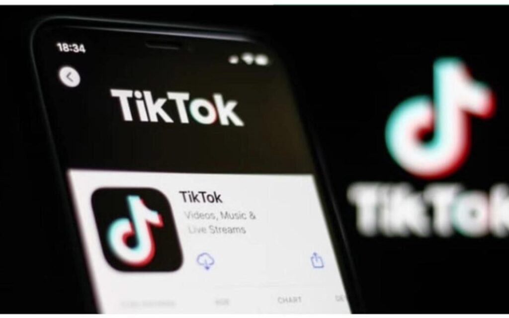 Truy cập vào ứng dụng TikTok và chọn video cần tải 