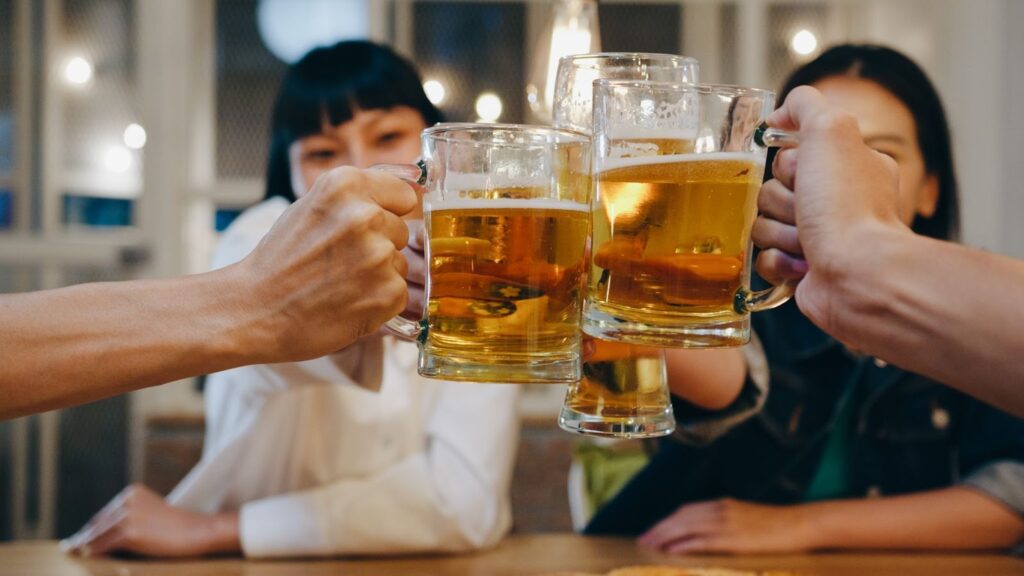 Hạn chế uống rượu, bia để giảm mỡ mặt hiệu quả