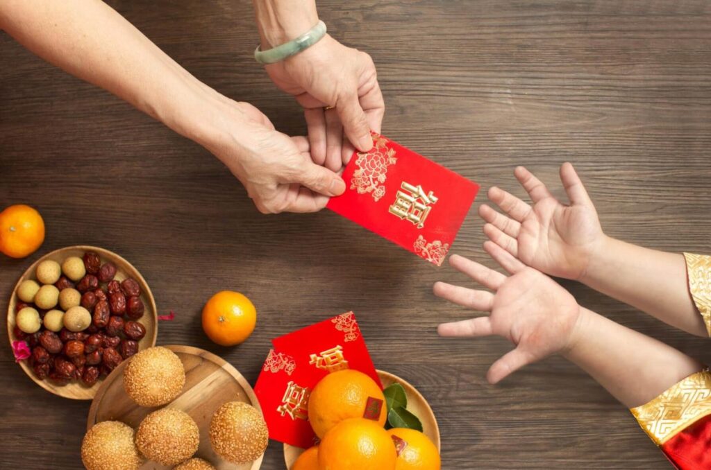 Nhận bao lì xì bằng 2 tay