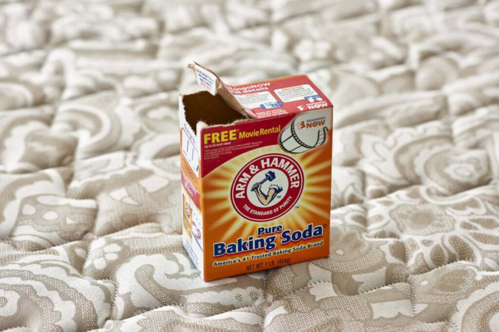 Baking soda có tác dụng làm sạch vết bẩn và khử mùi hôi trên nệm vô cùng hiệu quả