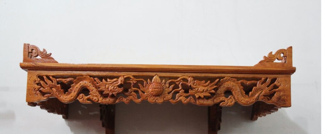 Bàn thờ dạng treo gỗ chạm hoa văn