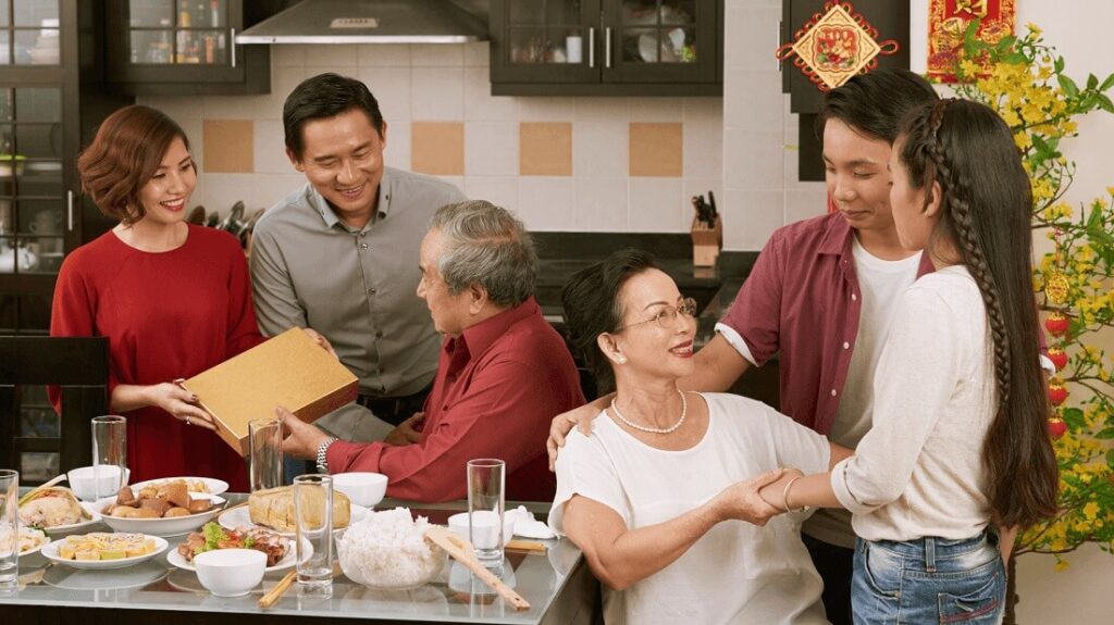 Lời nói đi cùng với món quà thể hiện được tình cảm và tâm huyết của người gửi