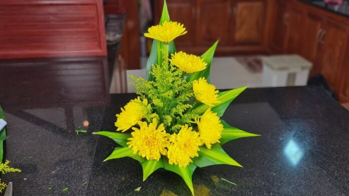 Cắm hoa cúc để bàn thờ phật