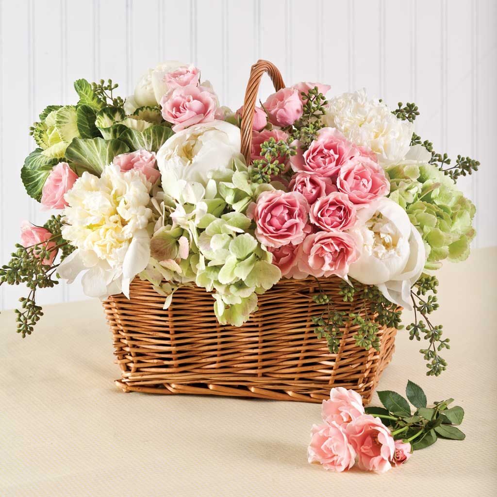 Cắm giỏ hoa hồng để bàn
