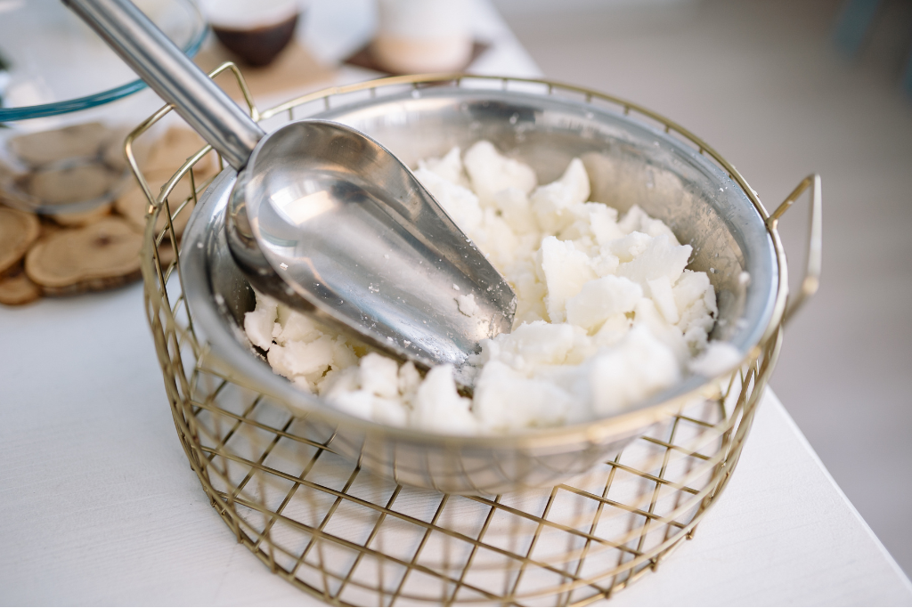 Cắt nhỏ sáp đậu nành để nung chảy