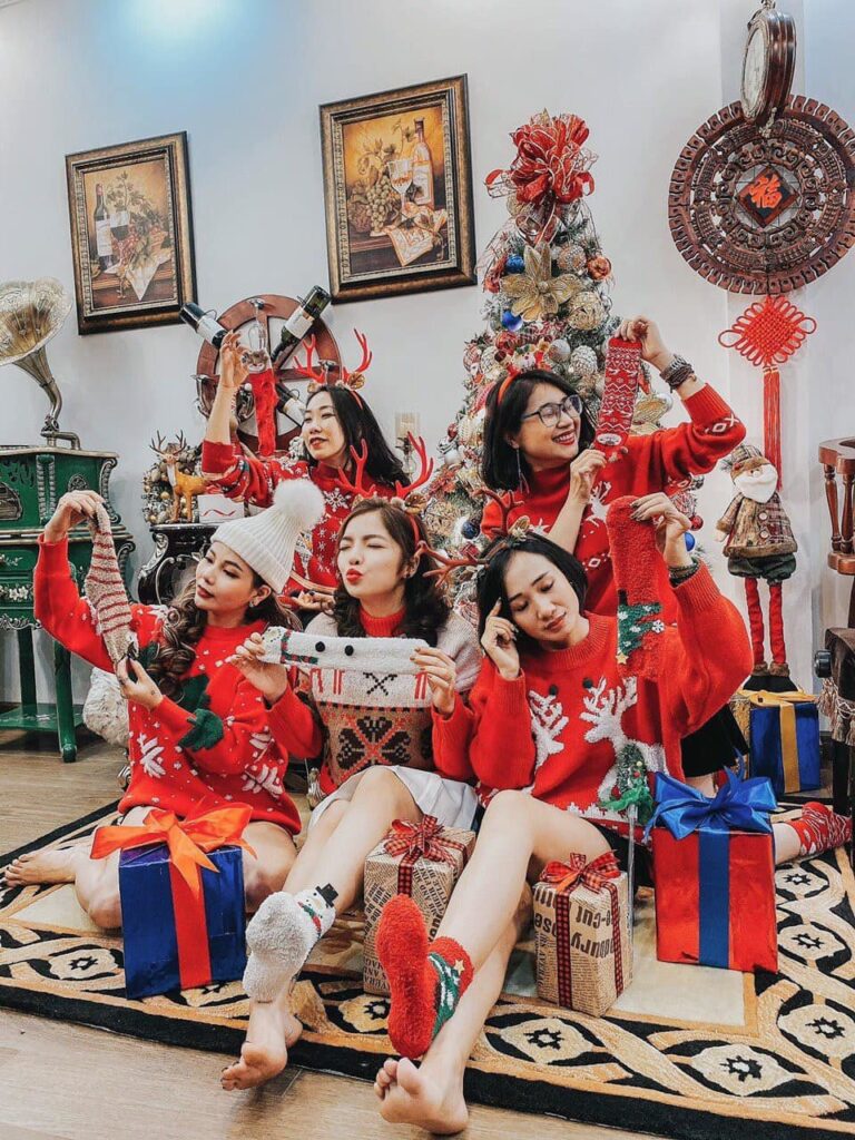 Chụp ảnh cùng hội bạn thân với tone màu đỏ Noel