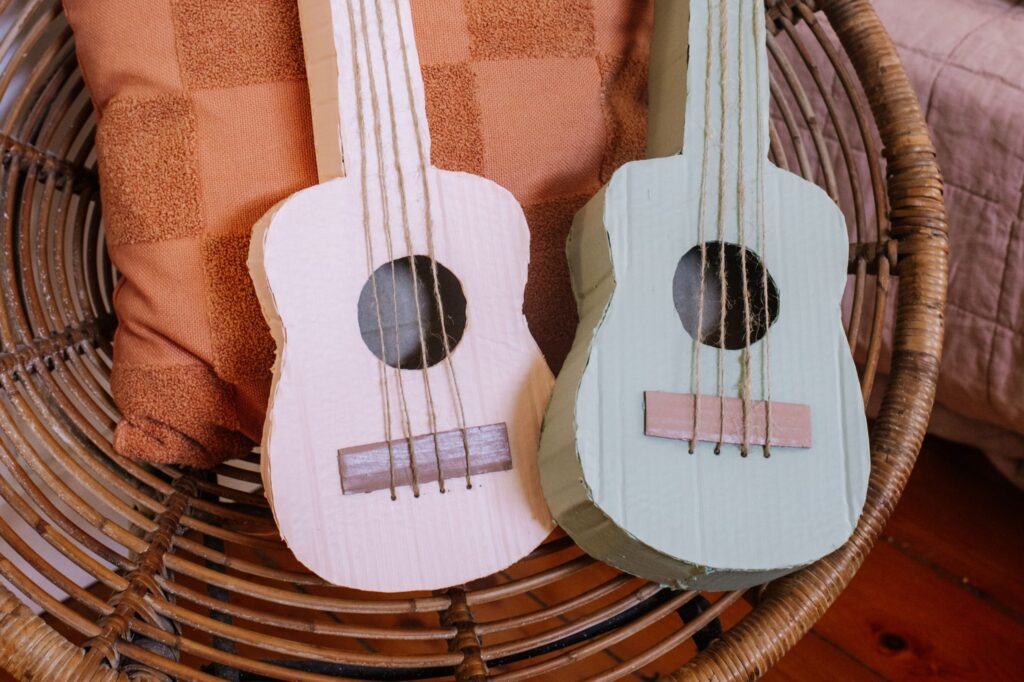 Đàn guitar làm từ bìa carton