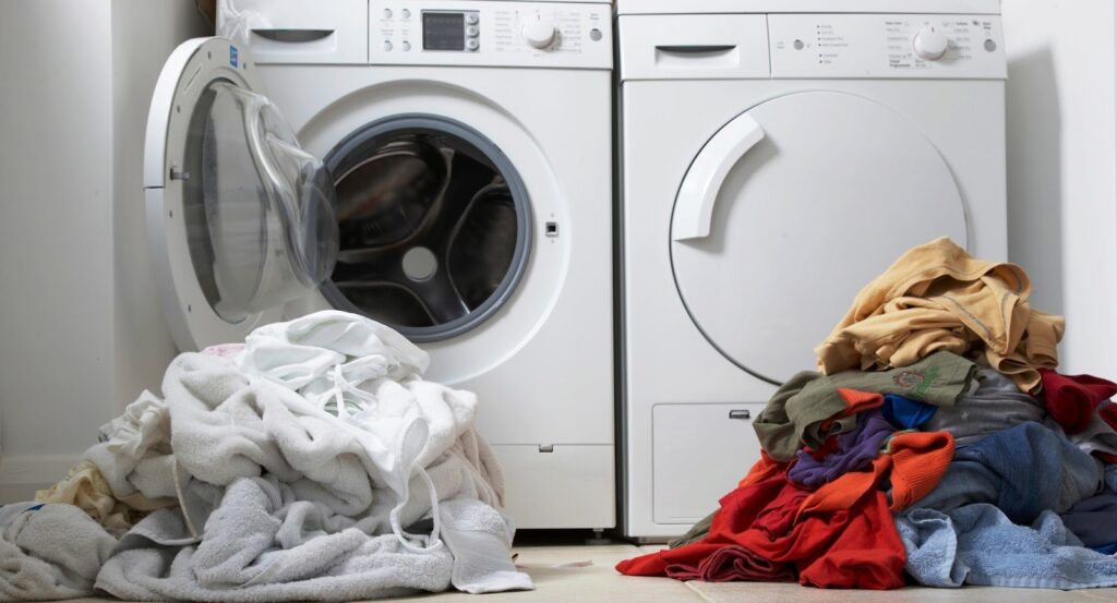Lấy hết quần áo ra khỏi lồng giặt