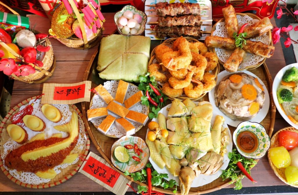 Ngày Tết không thể thiếu những món ăn đặc trưng như bánh chưng, thịt kho tàu, gà luộc,...